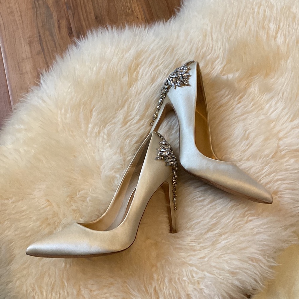 Evening/wedding Champagne Satin Crystal Embellished Pointed Toe Pump in size6.5